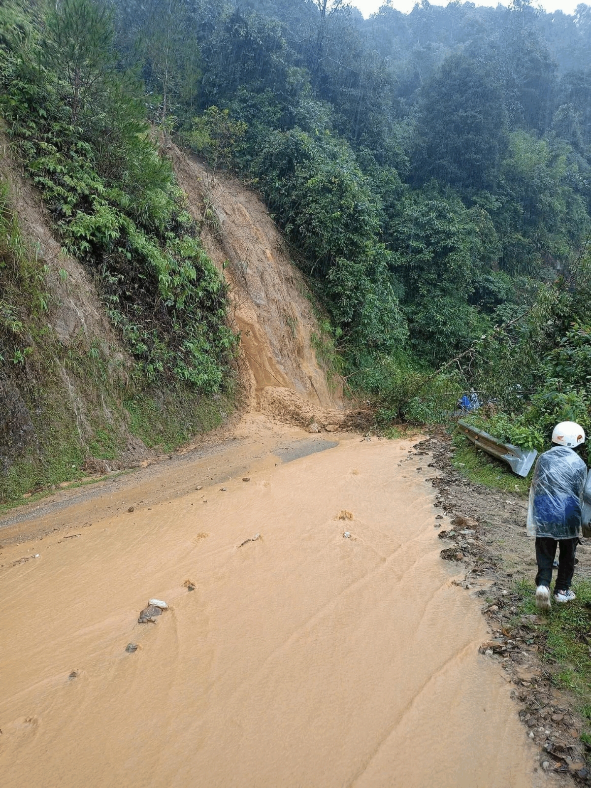 Do ảnh hưởng của mưa bão, tuyến&nbsp;Quốc lộ 32&nbsp;đi Tú Lệ – Mù Cang Chải hiện đang gặp nhiều sự cố.