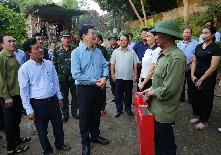Phó Thủ tướng Mai Văn Chính tặng quà, thăm hỏi các cô giáo Trường Phổ thông Dân tộc nội trú Trung học cơ sở và Trung học phổ thông Chiêm Hóa và Bí thư Chi bộ thôn Vĩnh Thiện, xã Chiêm Hóa - Ảnh: VGP