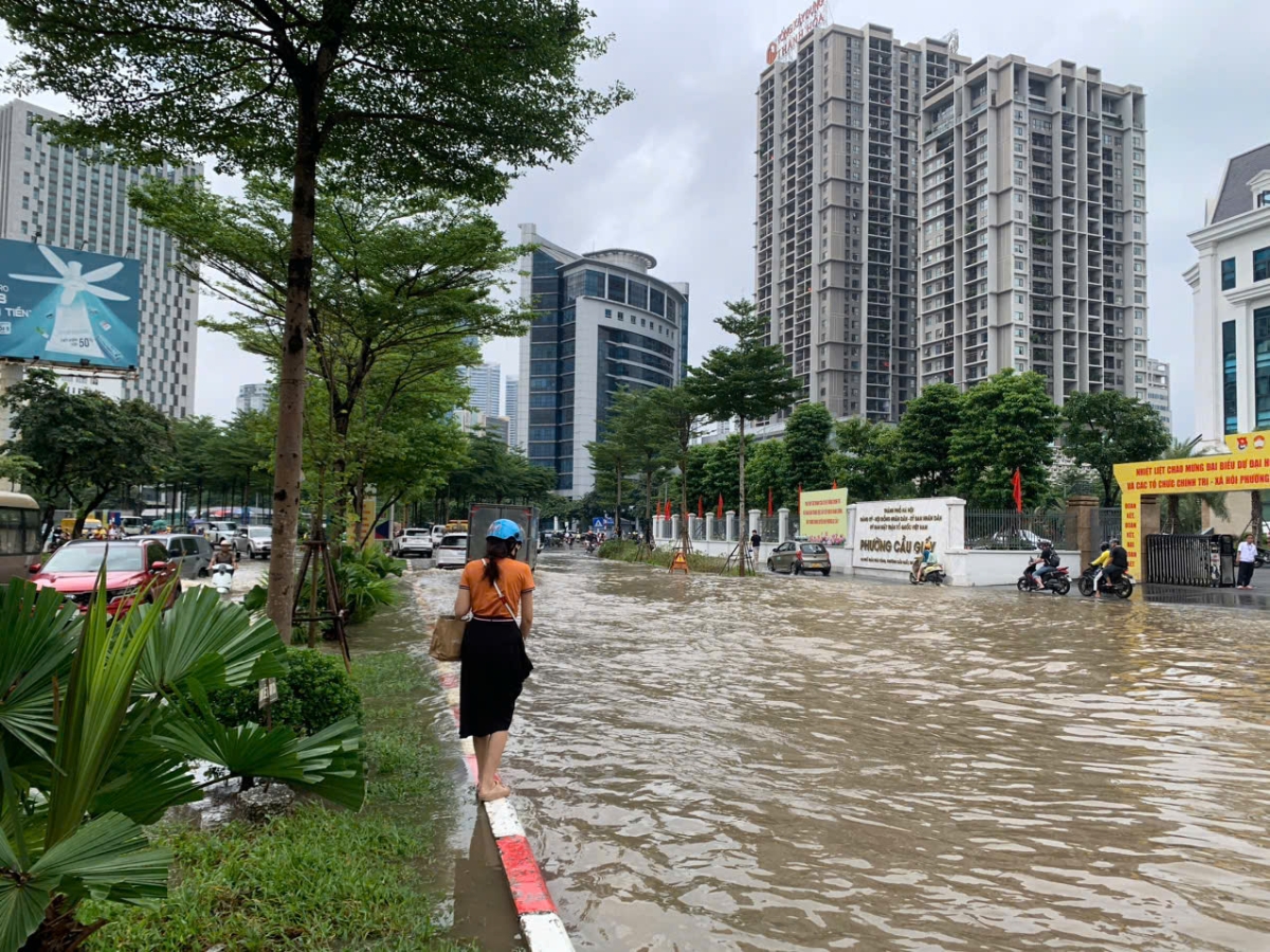 Nhiều người không dám điều khiển xe qua chỗ ngập đành gửi xe để đi bộ tới nơi làm việc...