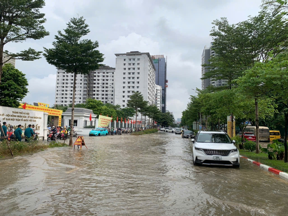 Dù tại điểm ngập ở Phố Trần Thái Tông nước đã rút tương đối nhưng giao thông vẫn quá khó khăn. Không ít phương tiện đã chết máy, nằm chờ cứu hộ...