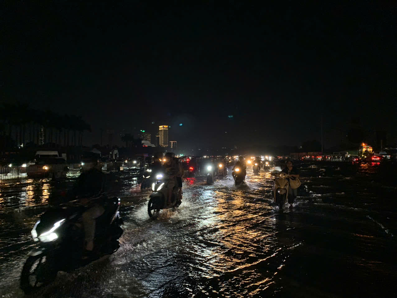 Là một trong những điểm ngập nặng nhất Hà Nội, đến khoảng 18h30 tại đây vẫn còn mênh mông nước. Do không có lực lượng chức năng điều tiết, hướng dẫn giao thông nên người dân đi xe máy đi vào điểm ngập sâu...