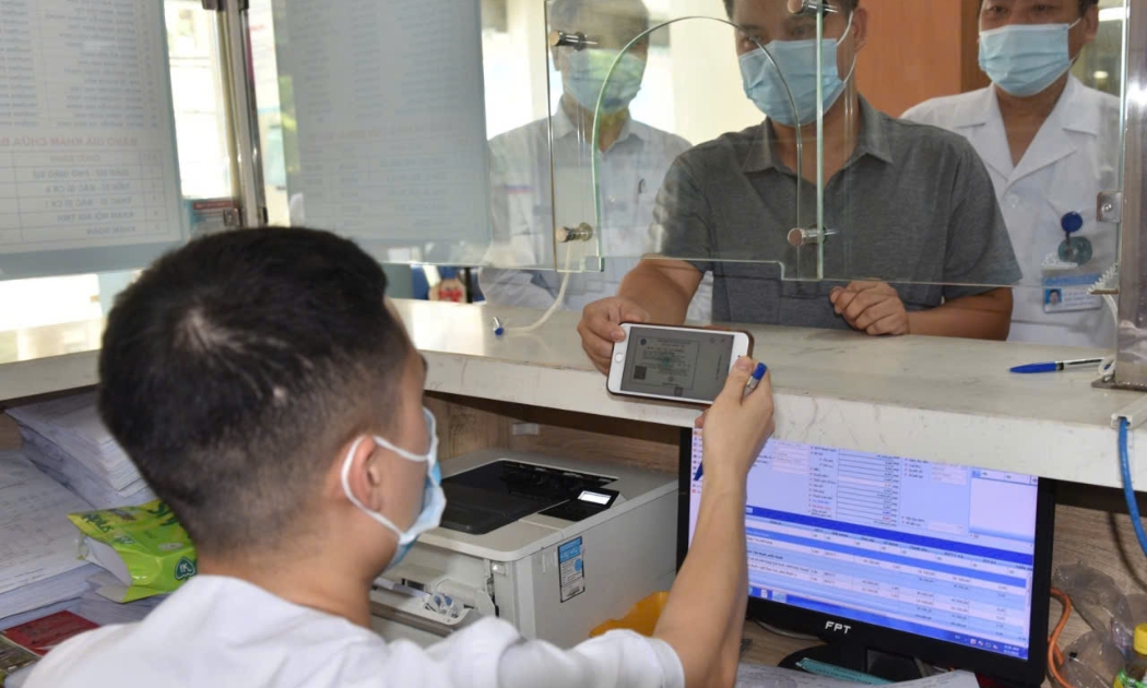 Người dân làm thủ tục khám chữa bệnh bảo hiểm y tế. Ảnh: Duy Nguyễn.