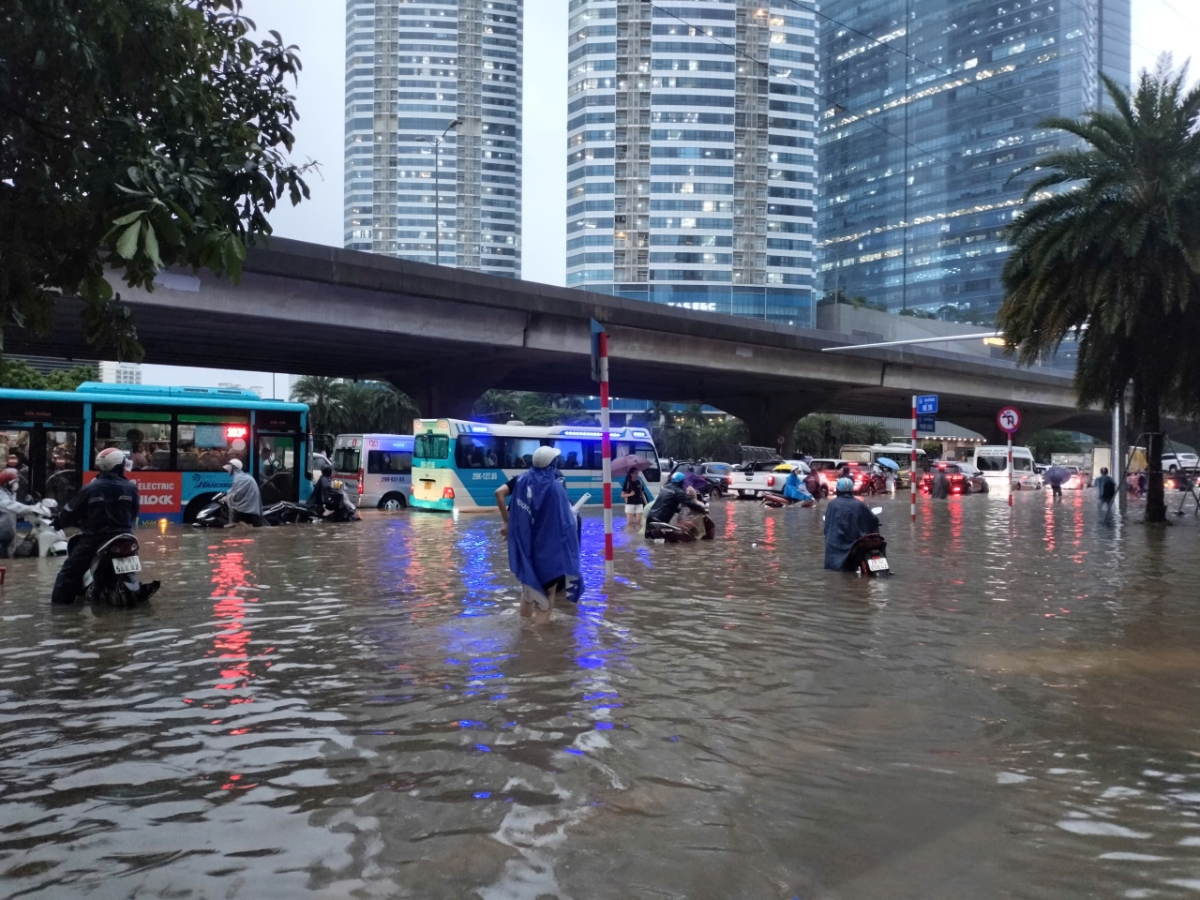 Mưa lớn gây ngập lụt nhiều tuyến đường ở Thành phố Hà Nội những ngày qua. 