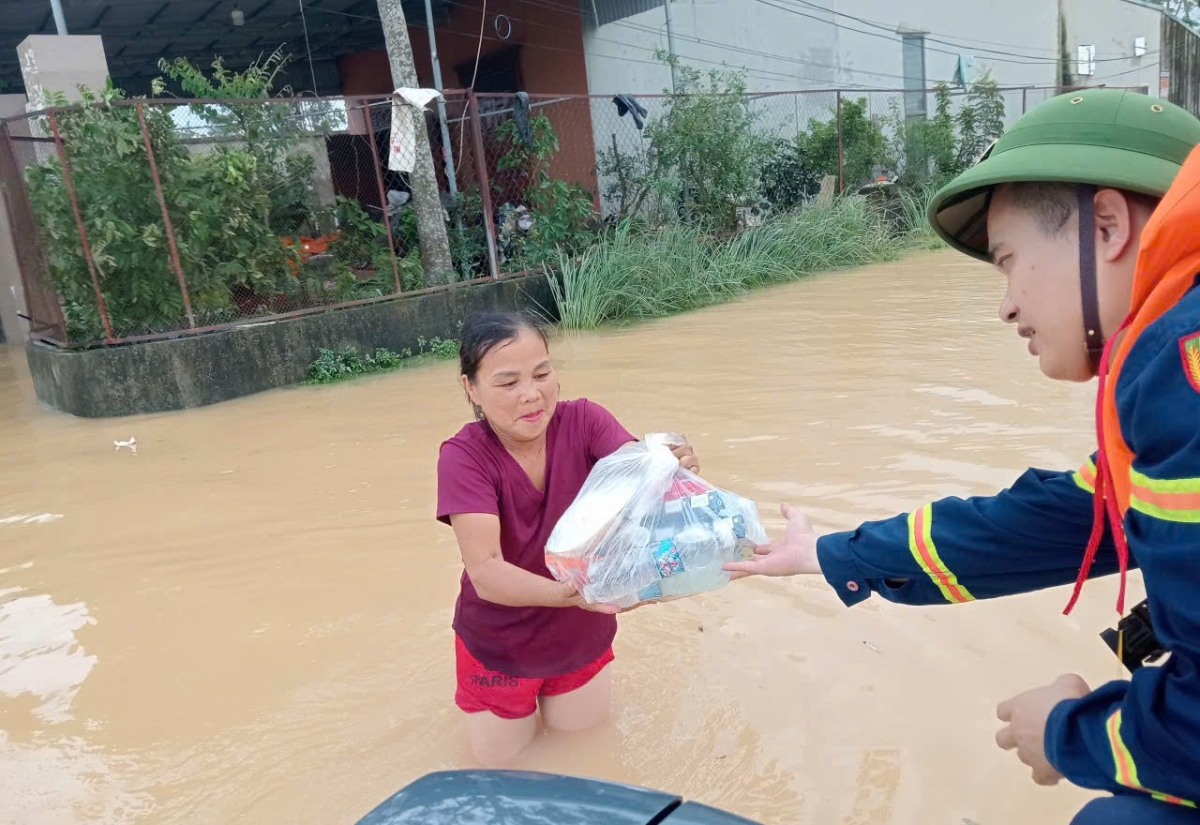 Người dân vùng ngập lụt ở Thanh Hóa đang rất cần sự giúp đỡ, hỗ trợ về nhu yếu phẩm