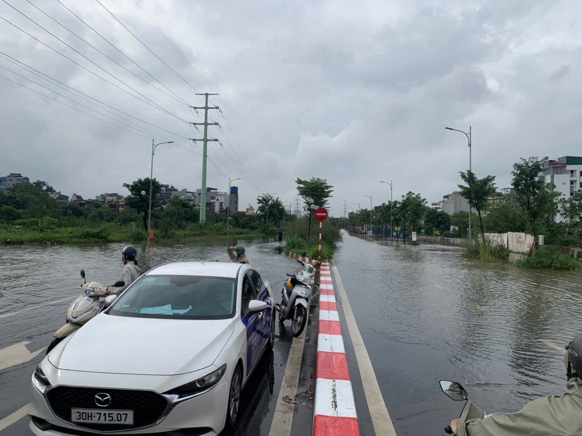 Phương tiện vẫn phải dồn ứ, vật vã tìm cách vòng qua các điểm ngập úng.