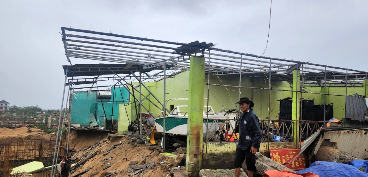 Khu du lịch Thiên Cầm tan hoang sau bão số 10. Ảnh: Pham Đức