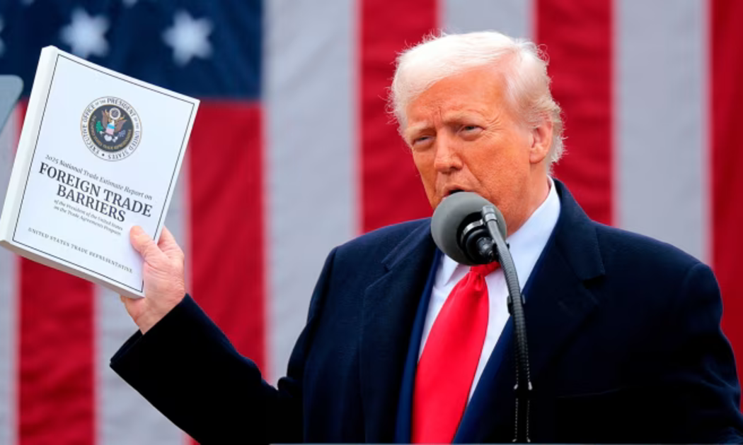 Tổng thống Mỹ Donald Trump công bố chính sách thuế đối ứng ngày 2/4 - Ảnh: Getty Images
