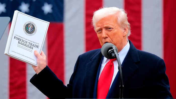 Tổng thống Mỹ Donald Trump công bố chính sách thuế đối ứng ngày 2/4 - Ảnh: Getty Images