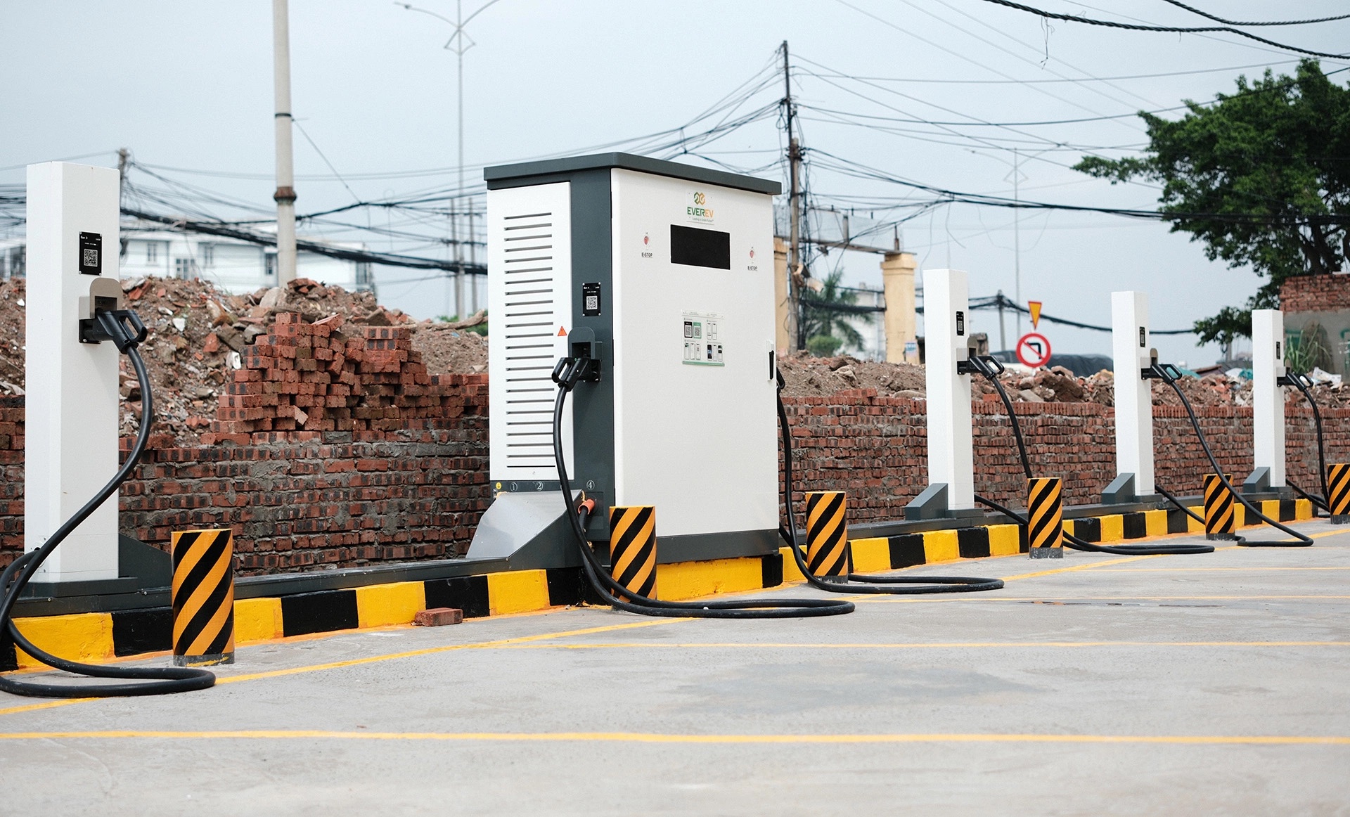 <i>EverSolar mua lại một số trạm sạc thuộc hệ thống trạm sạc EverCharge và chuyển đổi sang mô hình trạm sạc nhượng quyền V-GREEN để phục vụ độc quyền cho các chủ xe điện VinFast. Ảnh: V-GREEN.</i>