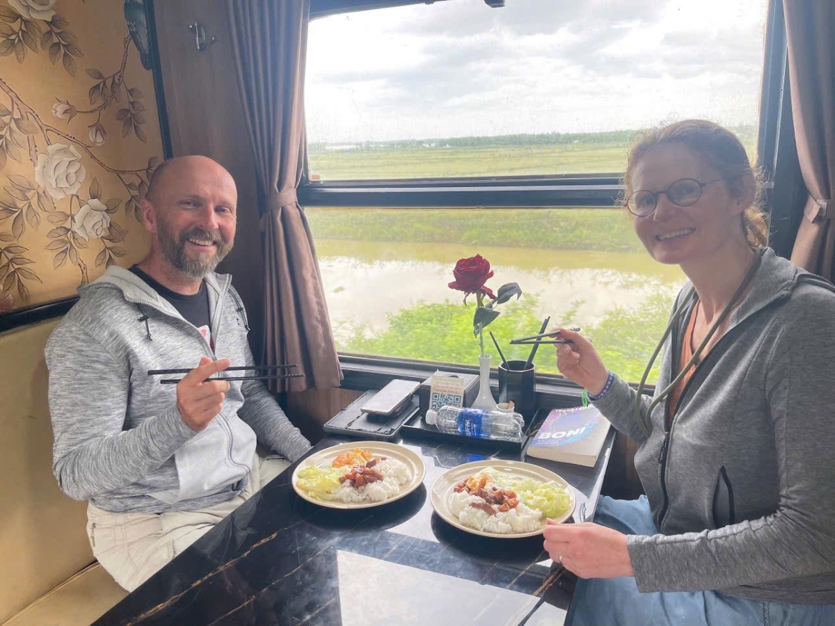 Ngành đường sắt đã phục vụ miễn phí bữa phụ và bữa ăn chính cho hành khách trên các chuyến tàu bị ảnh hưởng.