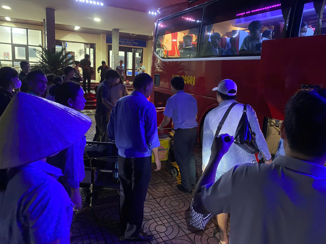 Ngành đường sắt đã phải chuyển hành khách trên tàu từ Ga Thanh Hóa đến ga Trường Lâm để đi tàu tiếp vào Nam.