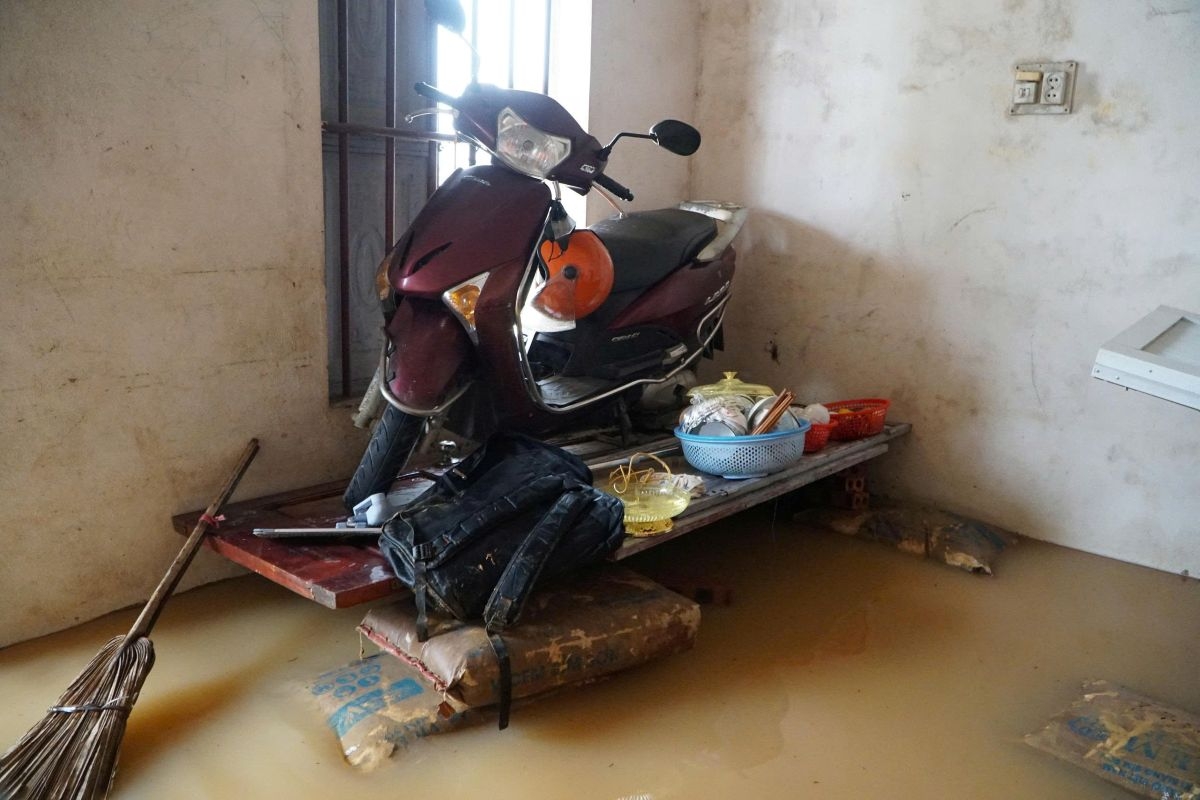 Nước tràn ngập nhà, người dân cố gắng đưa tài sản lên các vị trí cao