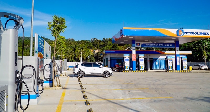 Các trạm sạc điện xuất hiện gần các trạm xăng dầu. Ảnh minh họa.