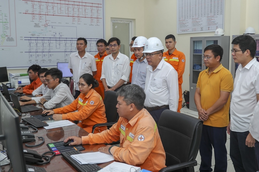 Phó Tổng giám đốc EVN Phạm Hồng Phương chỉ đạo công tác đóng điện đường dây 500 kV Lào Cai - Vĩnh Yên