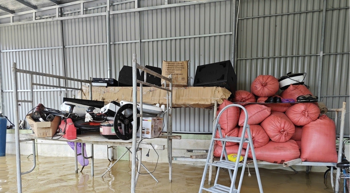 Người dân vùng lũ cố gắng đưa tài sản lên các vị trí cao nhất củg ngôi nhà để tránh giảm thiểu thiệt hại