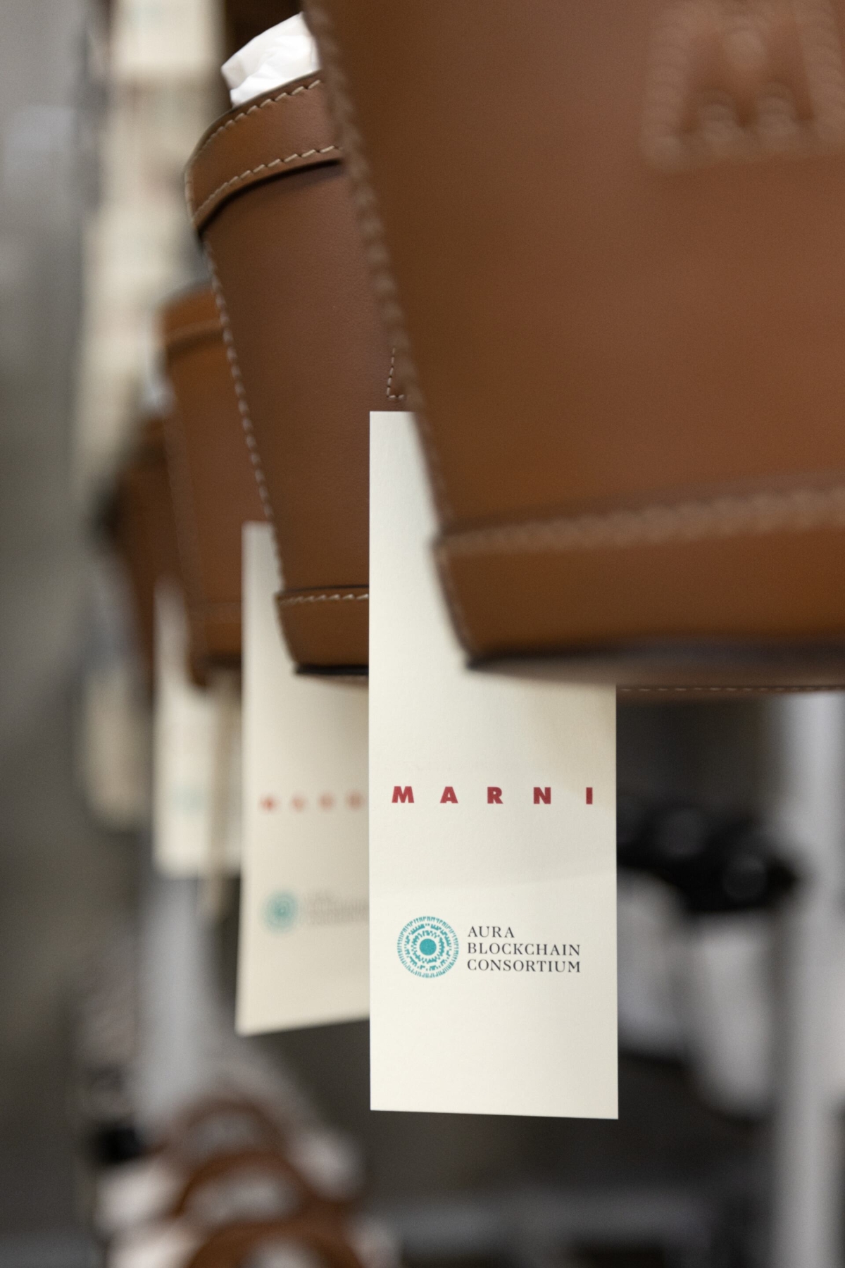 Aura Blockchain Consortium do các tập đoàn như LVMH, Prada Group, Cartier và OTB đồng sáng lập.