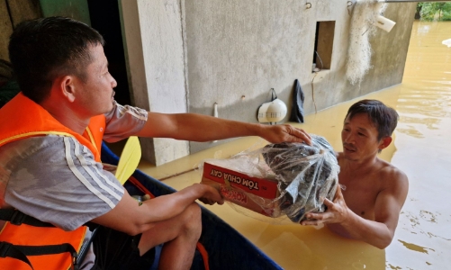 [Video]: Nỗ lực tiếp tế lương thực cho người dân Nông Cống trong trận lụt lịch sử 50 năm