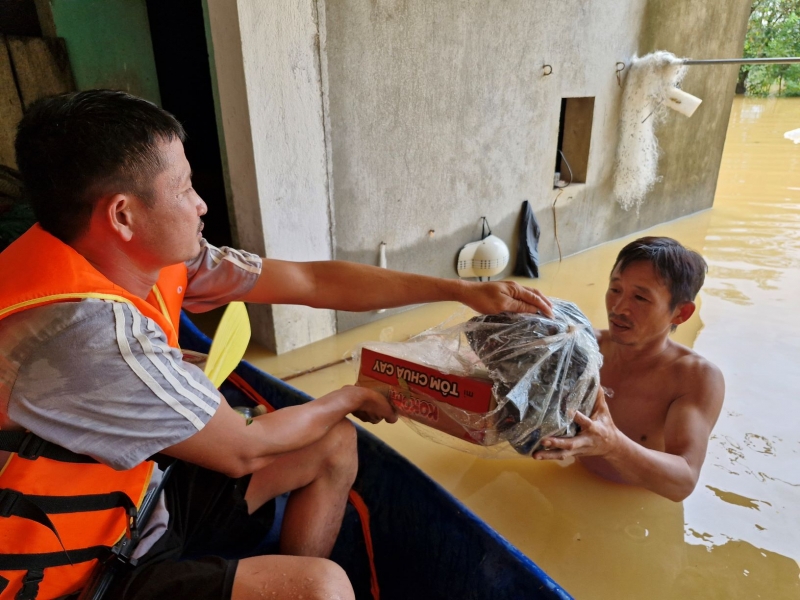  Người dân xã Nông Cống tiếp nhận nhu yếu phẩm để chống chọi qua những ngày lũ lụt