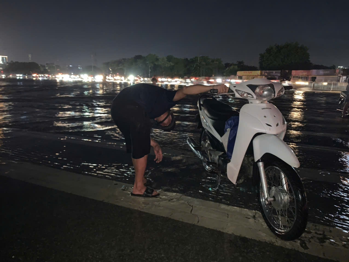 Anh Nguyễn Văn Tuấn, Hà Nội cho biết do chủ quan nghĩ mưa đã dứt, nước đã rút khá nhiều nên vẫn nổ máy đi qua khu vực này, chỉ đi được nửa đường chiếc xe đã gặp sự cố...