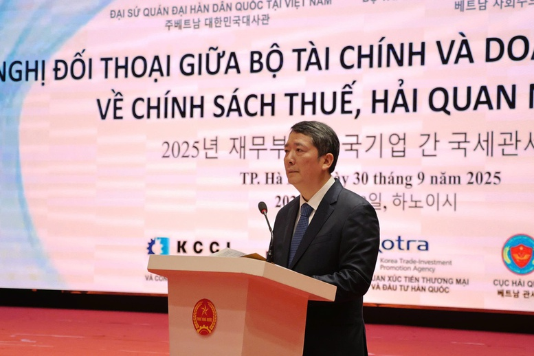 Thứ trưởng Bộ Tài chính Cao Anh Tuấn phát biểu tại Hội nghị. (Ảnh: VGP)