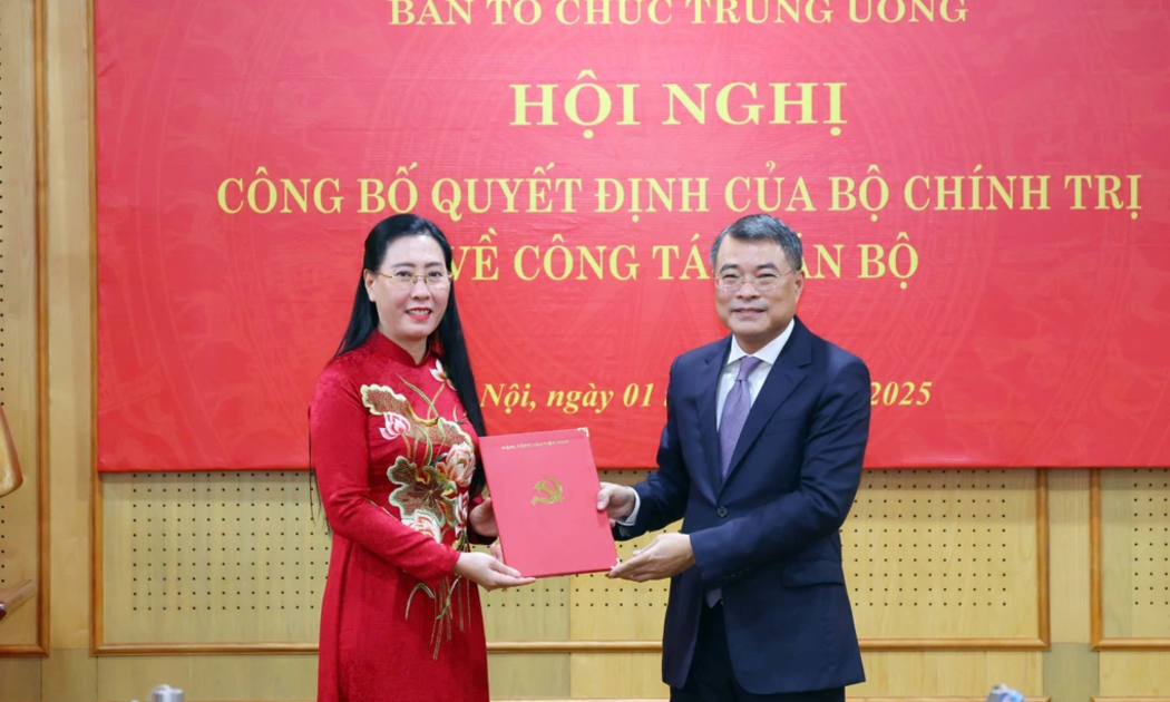 Trưởng Ban Tổ chức Trung ương Lê Minh Hưng trao quyết định bổ nhiệm cho bà Bùi Thị Quỳnh Vân . Ảnh: TTXVN.