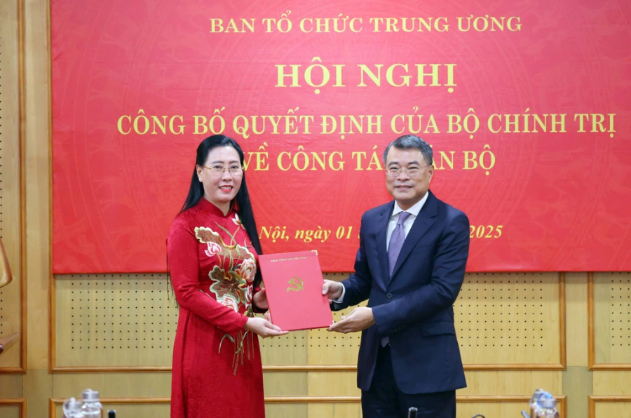 Trưởng Ban Tổ chức Trung ương Lê Minh Hưng trao quyết định bổ nhiệm cho bà Bùi Thị Quỳnh Vân . Ảnh: TTXVN.