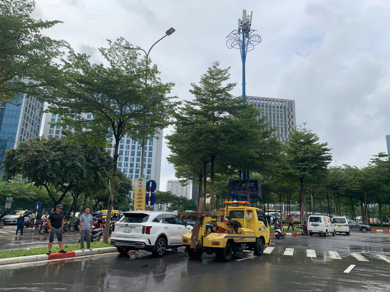 Người dân chán nản vì đường tắc, xe chết máy dù trời đã tạnh mưa từ lâu...