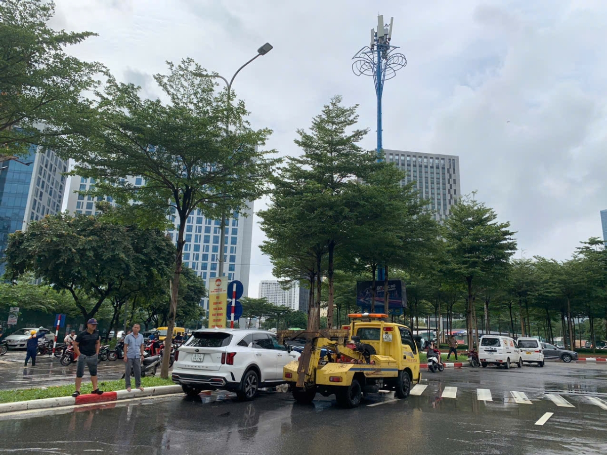 Người dân chán nản vì đường tắc, xe chết máy dù trời đã tạnh mưa từ lâu...