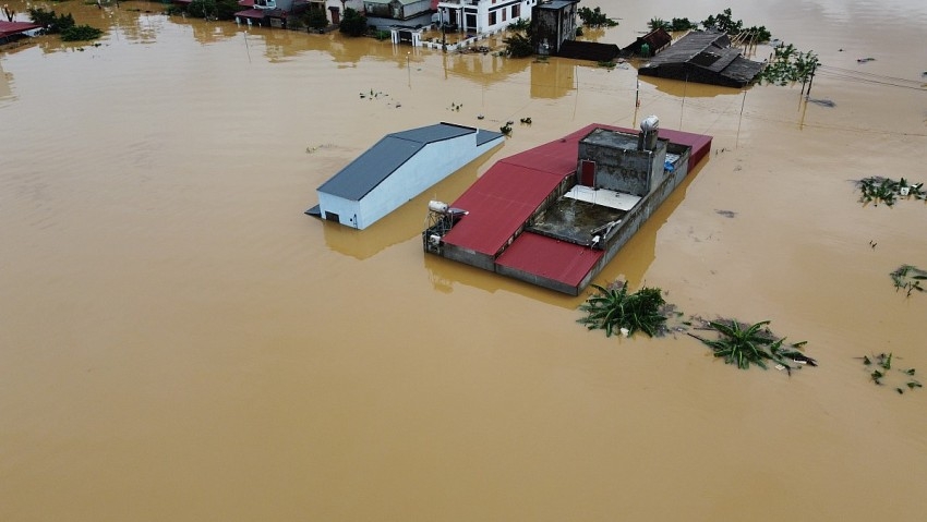 Xã Kim Tân có 24/38 thôn, khu dân cư bị ngập hiện đang bị chia cắt bởi lũ. Trước diễn biến phức tập của mưa bão, nước sông Bưởi lên nhanh đã gây ra 02 điểm sạt lở bờ sông Bưởi thuộc thôn Đa Đụn, chiều dài sạt lở mỗi điểm 30m.