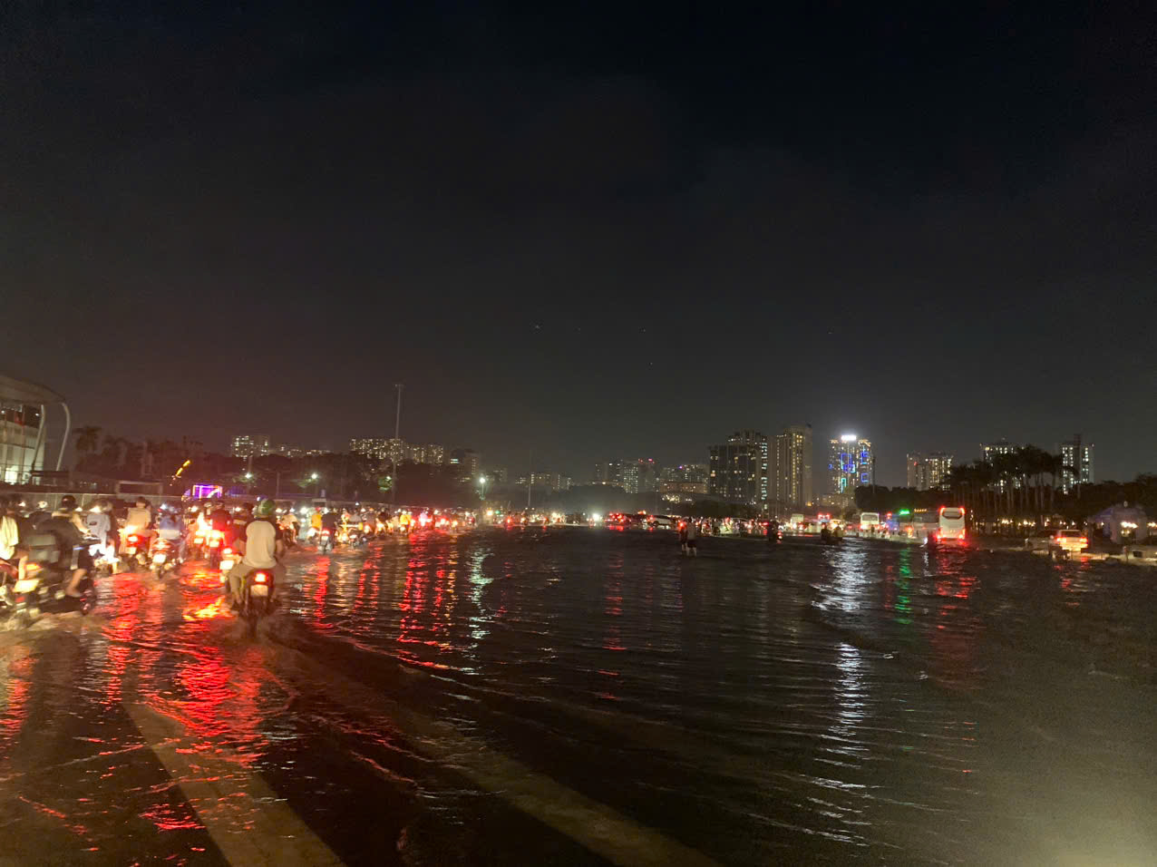 Đường Lê Quang Đạo đoạn qua sân vận động Mỹ Đình vẫn còn ngập sâu khiến giao thông hỗn loạn