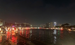 Hà Nội còn 11 điểm ngập úng, người dân mò mẫm về nhà, xe chết máy hàng loạt