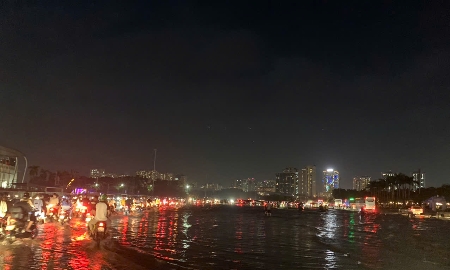 Hà Nội còn 11 điểm ngập úng, người dân mò mẫm về nhà, xe chết máy hàng loạt