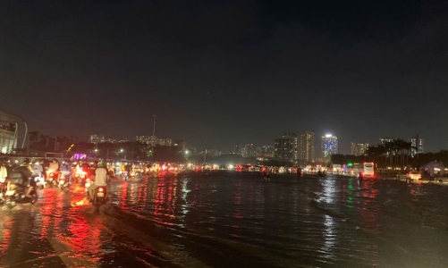 Hà Nội còn 11 điểm ngập úng, người dân mò mẫm về nhà, xe chết máy hàng loạt