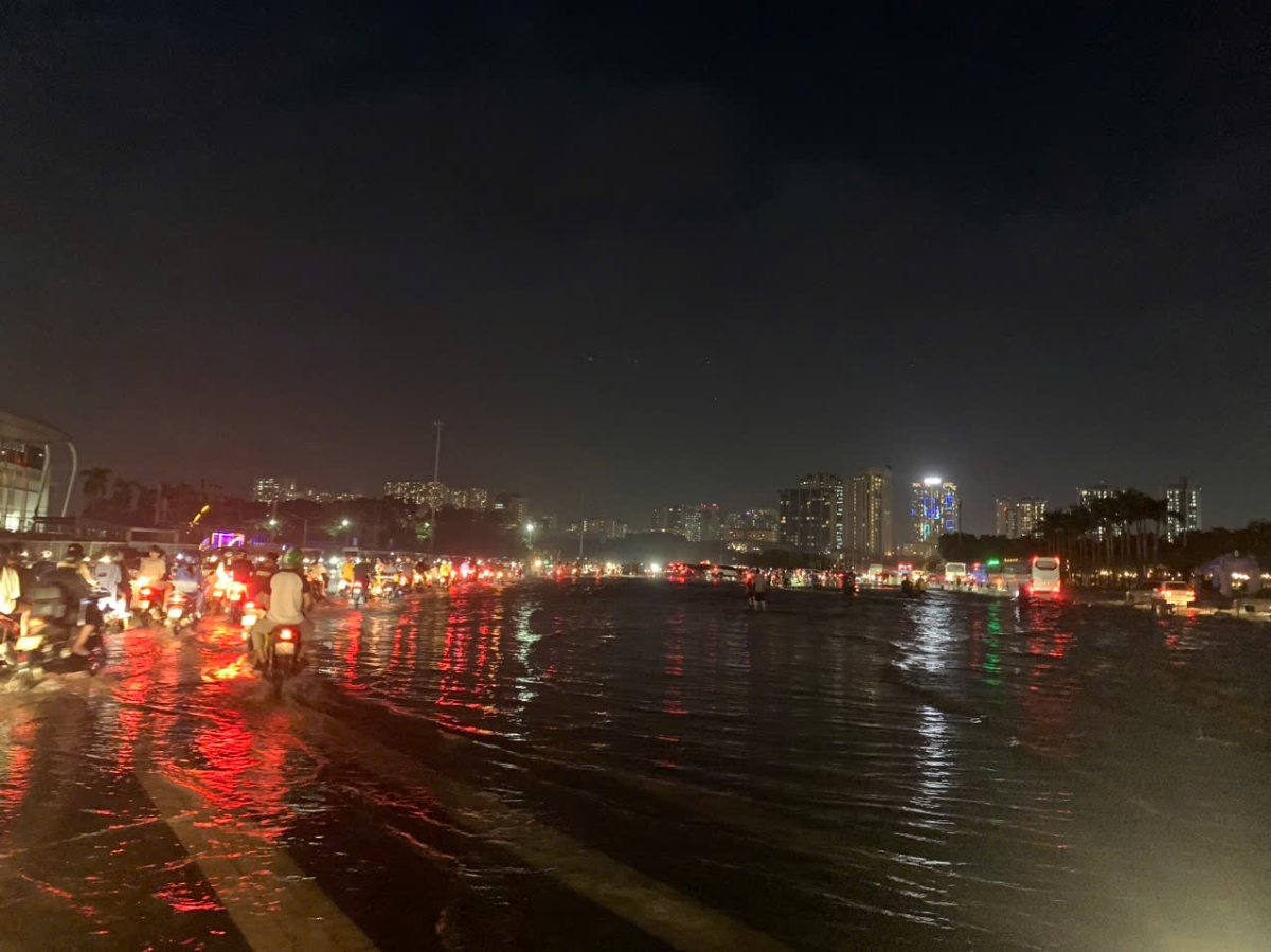 Đường Lê Quang Đạo đoạn qua sân vận động Mỹ Đình vẫn còn ngập sâu khiến giao thông hỗn loạn