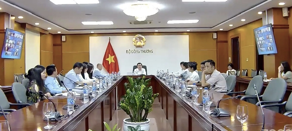 Thứ trưởng Bộ Công Thương Nguyễn Sinh Nhật Tân chủ trì hội nghị.