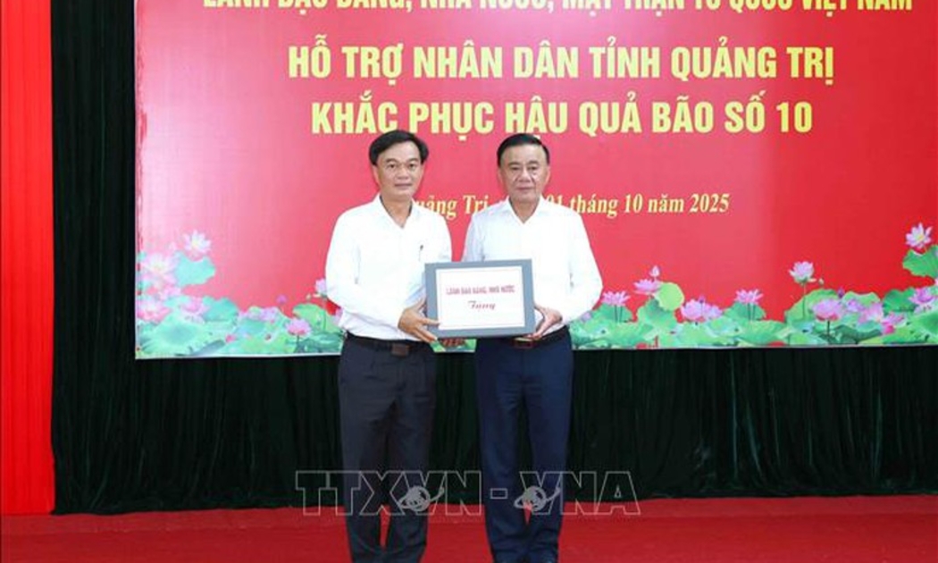 Ông Trần Cẩm Tú, Ủy viên Bộ Chính trị, Thường trực Ban Bí thư thay mặt lãnh đạo Đảng, Nhà nước trao kinh phí hỗ trợ nhân dân tỉnh Quảng Trị - Ảnh: TTVXVN