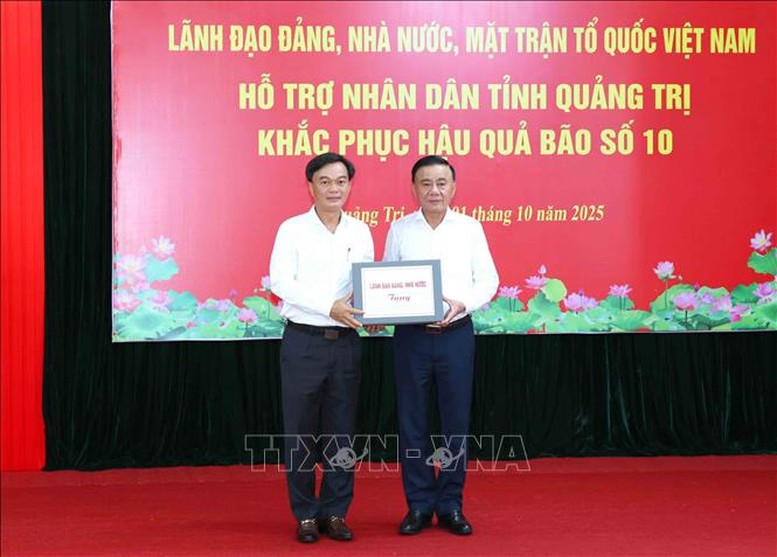 Ông Trần Cẩm Tú, Ủy viên Bộ Chính trị, Thường trực Ban Bí thư thay mặt lãnh đạo Đảng, Nhà nước trao kinh phí hỗ trợ nhân dân tỉnh Quảng Trị - Ảnh: TTVXVN