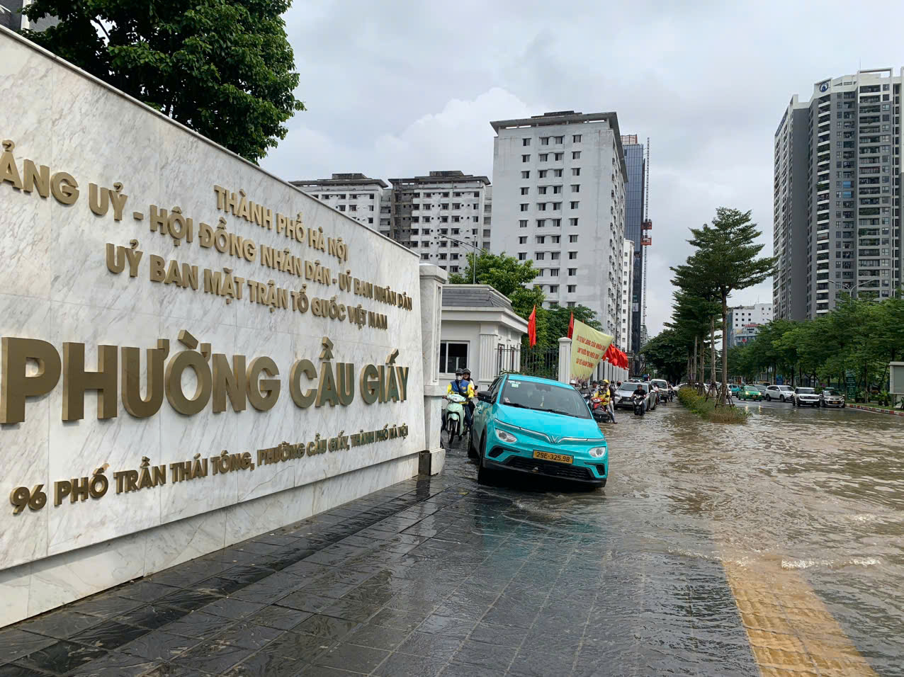 Nhiều giờ sau cơn mưa lớn, tuyến phố Trần Thái Tông, đoạn qua trụ sở UBND phường Cầu Giấy nước vẫn ngập quá bánh xe khiến các phương tiện phải loay hoay đi lên vỉa hè để tránh chết máy...