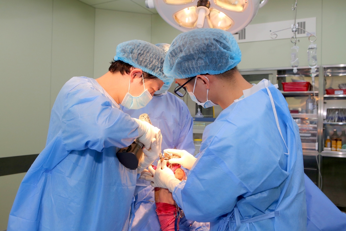 Thay khớp gối toàn phần là kỹ thuật thường quy tại Bệnh viện Trung ương Huế.