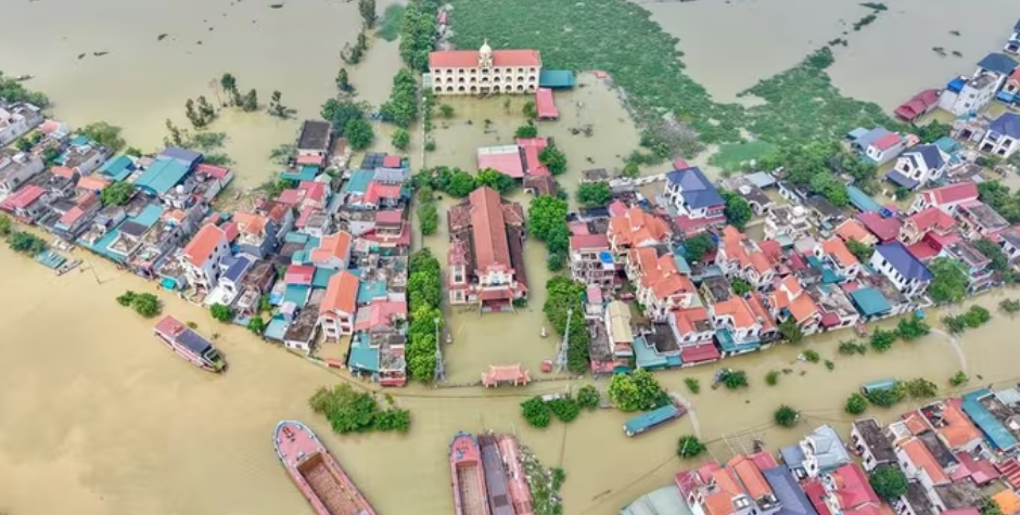 &nbsp; Toàn cảnh thôn Kênh Gà trong biển nước. Ảnh: Anh Tú