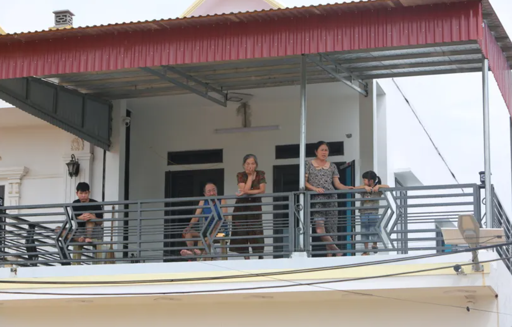 Một gia đình nhà sống trên tầng mái ngôi nhà