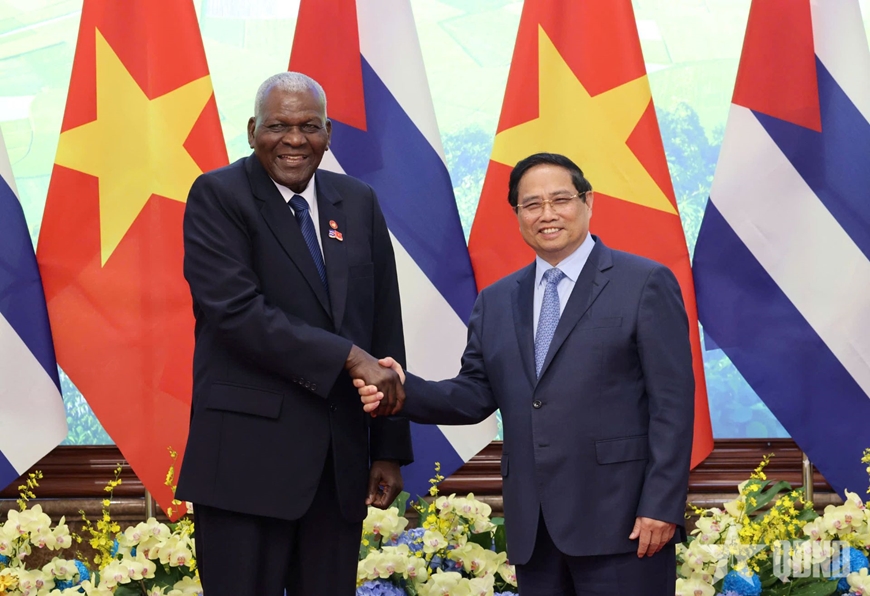 Thủ tướng Phạm Minh Chính chào đón Chủ tịch Quốc hội Cuba Esteban Lazo Hernández. Ảnh: TTXVN