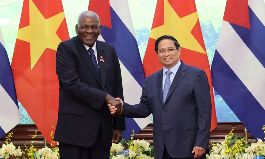 Thủ tướng Phạm Minh Chính chào đón Chủ tịch Quốc hội Cuba Esteban Lazo Hernández. Ảnh: TTXVN
