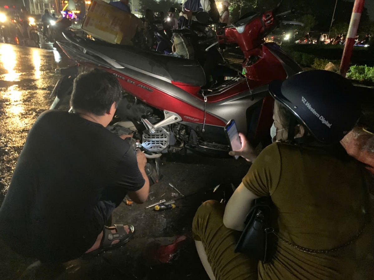 Mất tiền, mất thời gian, phương tiện hư hỏng khiến nhiều người dân bức xúc, lo lắng...