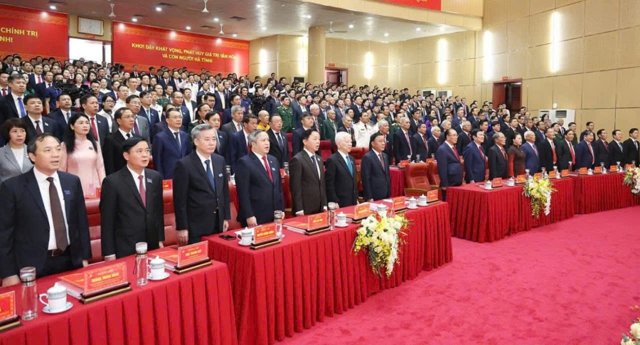 Các đại biểu thực hiện nghi thức chào cờ