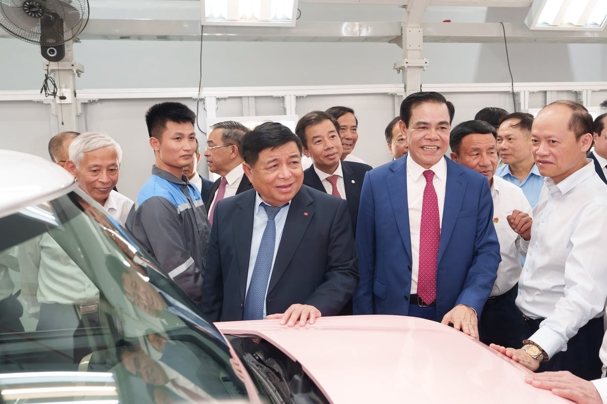 Phó Thủ tướng Nguyễn Chí Dũng cùng các lãnh đạo, nguyên lãnh đạo cấp cao của Đảng, Nhà nước và tỉnh Hà Tĩnh tham quan nhà máy sản xuất ô tô điện VinFast Hà Tĩnh thời điểm cuối tháng 6 vừa qua.