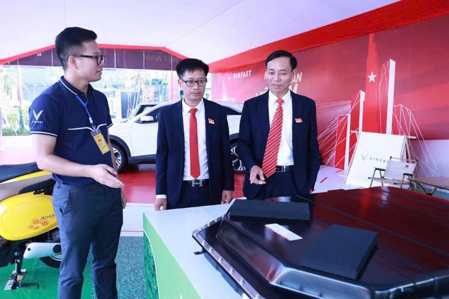 Khu trưng bày sản phẩm của VinFast gây ấn tượng với loạt mẫu xe điện hiện đại cùng các công nghệ tiên tiến, thân thiện với môi trường tại gian trung bày sản phẩm bên lề Đại hội Đảng bộ Hà Tĩnh
