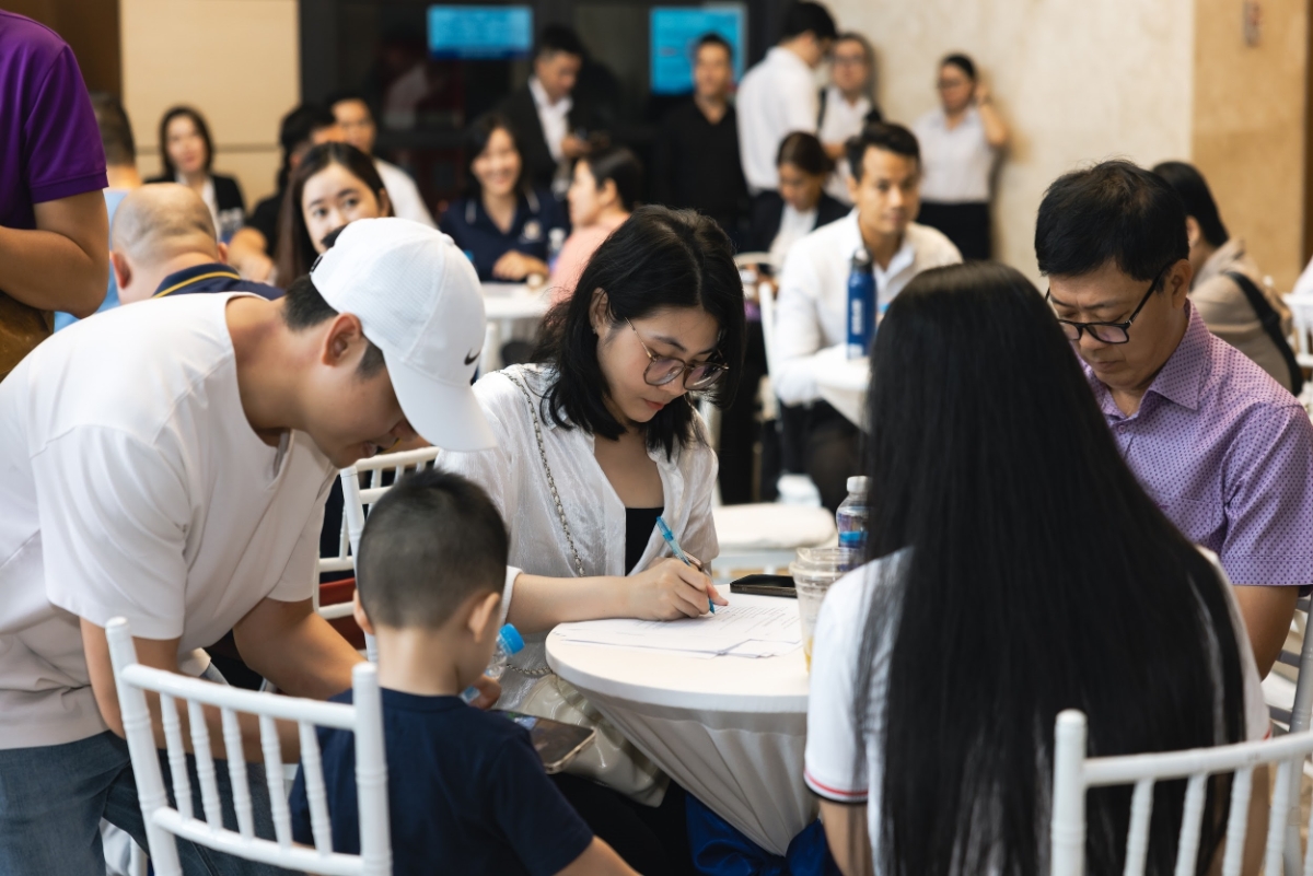 Nhiều khách hàng quyết định sở hữu ngay khi tham quan dự án.