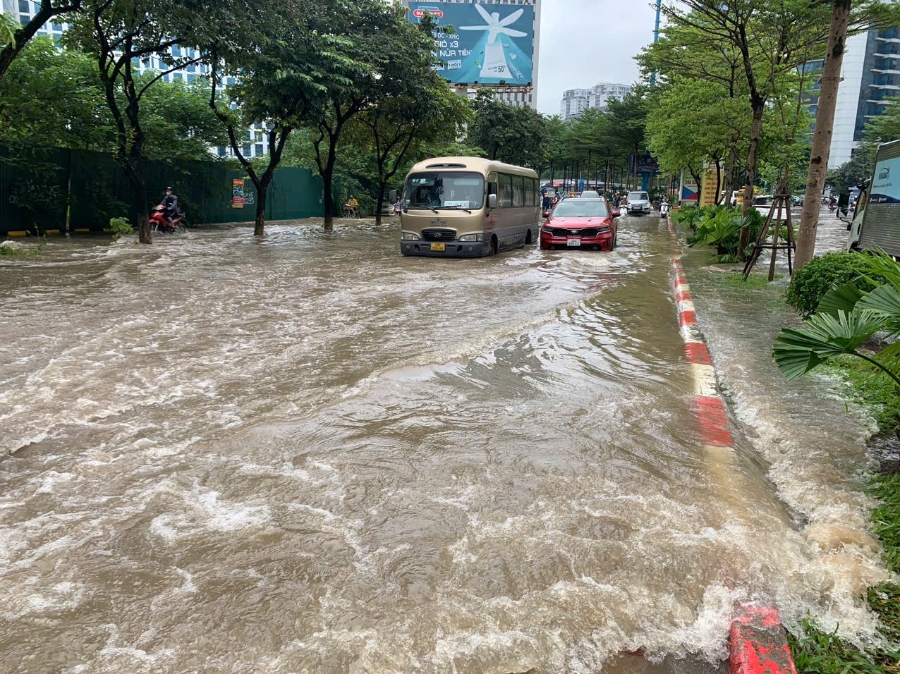 Đường phố nhiều nơi vẫn ngập sâu sau cơn mưa kỷ lục ngày 29/9.