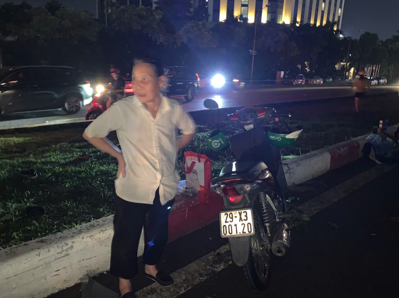 Một người phụ nữ lớn tuổi không thể di chuyển tiếp vì xe ôm công nghệ gặp sự cố